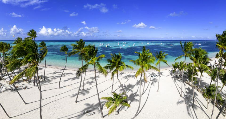 příroda Dominikánská republika Letecké panorama bílé písečné pláže Bavaro se zelenými kokosovými palmami